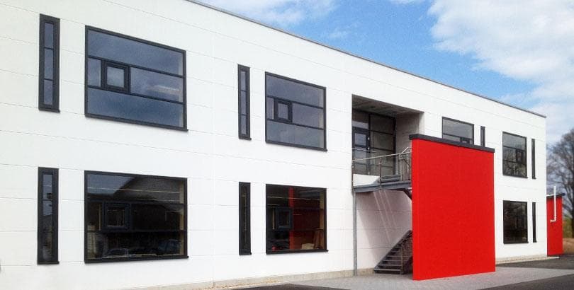 Mehrgeschossbau Produktionshalle Bürogebäude von Astron Hallen